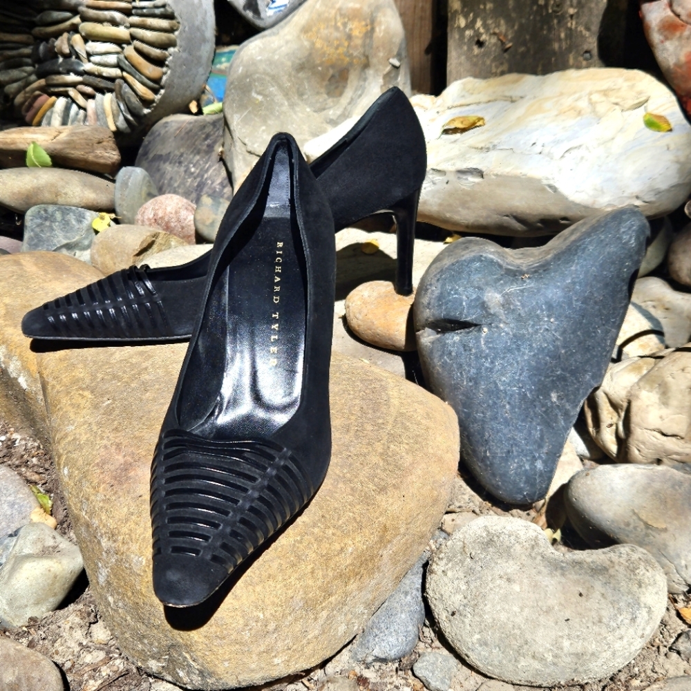 Richard Tyler leather pump with tall kitten heel
